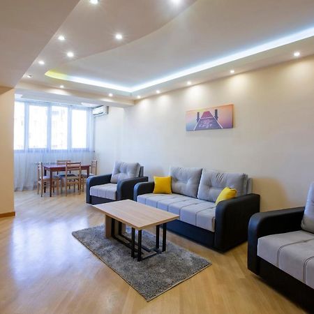 Umba Apartment N4 - Balcony And Mount Ararat View Erivan Exterior foto